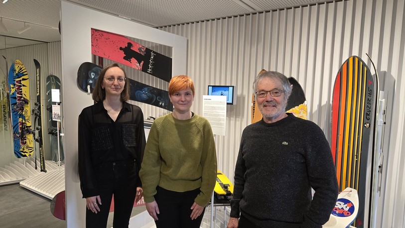 De gauche à droite, Yona Pagliotti, stagiaire, Cheyenne Dubois, commissaire de l'exposition, et Laurent Donzé, conservateur du Musée du ski proposent « Snowboard – réinventer la courbe » jusqu'à fin 2027.