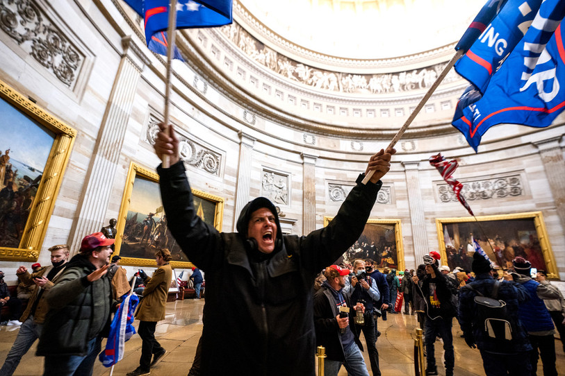 Les partisans du président sortant dans le Capitole. Photo : EPA/JIM LO SCALZO