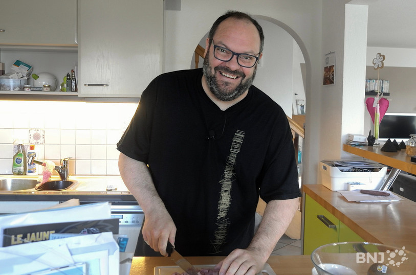 Patrick Cerf s’active en cuisine et honore une recette familiale initiée par sa grand-mère Marie
