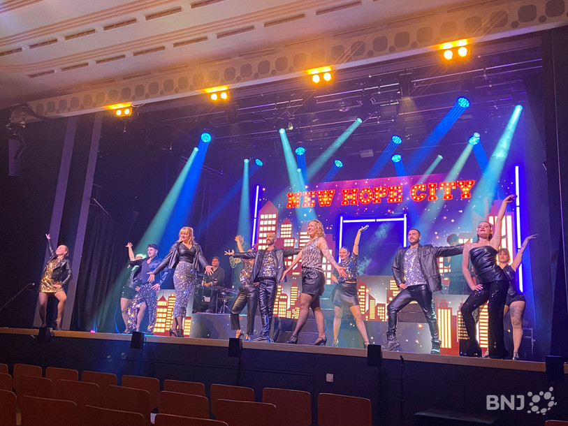 « New Hope City », la nouvelle revue de Saintimania est présentée au public les 13, 14, 20 et 21 mars à la salle de spectacles de St-Imier.