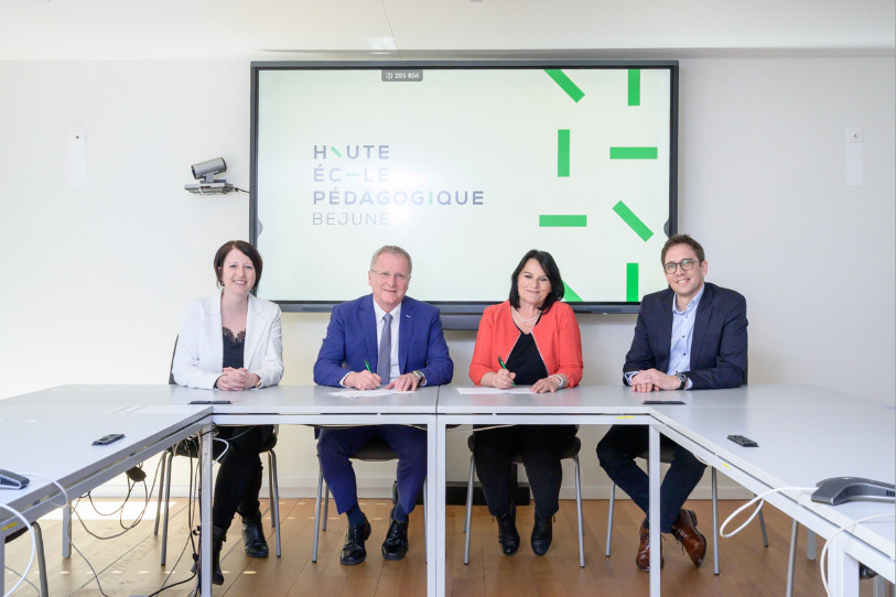 Les cantons ont signé un contrat de prestations pour quatre ans avec la HEP BEJUNE. De gauche à droite : Crystel Graf (conseillère d’État neuchâteloise), Maxime Zuber (recteur de la Haute École Pédagogique BEJUNE£), Christine Häsler (conseillère d’État bernoise) et Raphaël Ciocchi (ministre jurassien). (Photo : patriceschreyer.com.)