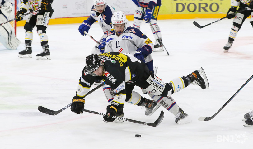 Ce match entre deux des meilleures équipes de Swiss League a été très disputé, à l'image de ce duel entre l'Ajoulot Daniel Eigenmann et le Zurichois Fabian Ganz (photo : Mauricette Schnider).