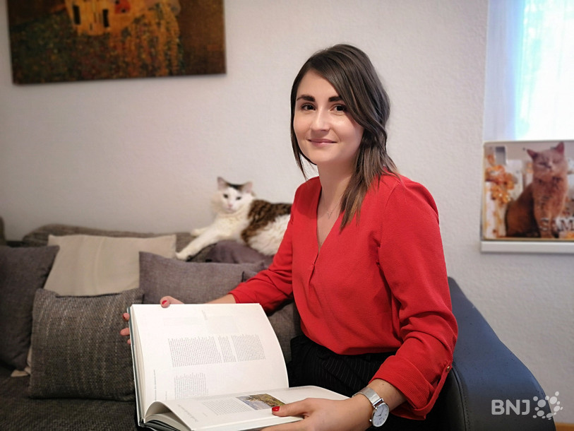 Après une formation dans le commerce, Coraline Guyot réalise actuellement un doctorat en histoire de l'art entre Neuchâtel et Paris.