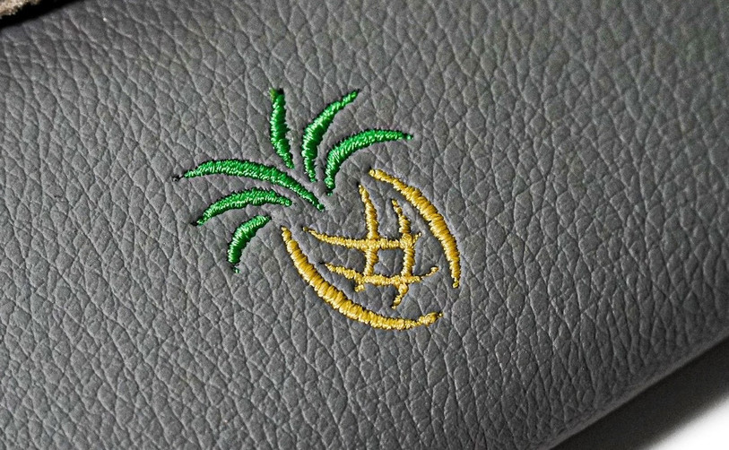 Fold-It mise sur le cuir d'ananas pour fabriquer des étuis. (Crédit photo: Fold-It)