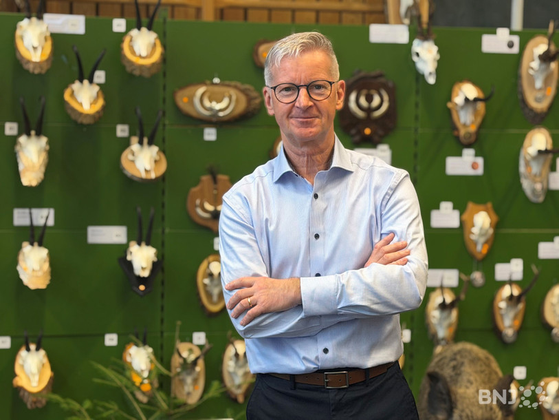 Nicolas Wallimann, président de la fédération cantonale jurassienne des chasseurs, devant une partie des trophées prélevés lors de la dernière saison de chasse.