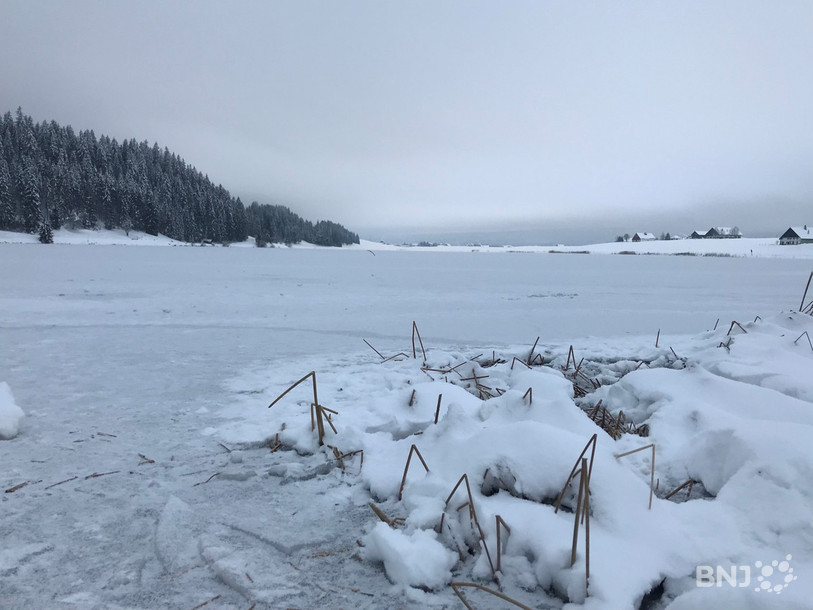 La couche de glace s'est formée sur le lac des Taillères.