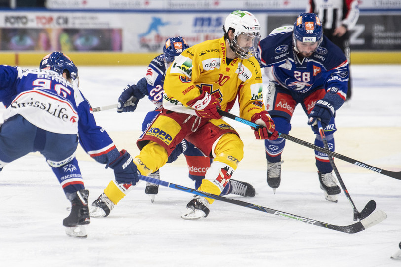 Bienne est tombé sur un os, à l'image de Luca Cunti serré de près par la défense zurichoise. (KEYSTONE/Ennio Leanza)