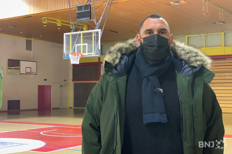 Nicolas Dos Santos, ancien joueur du BC Boncourt, a fait son retour dans le Chaudron en tant que consultant pour RFJ.