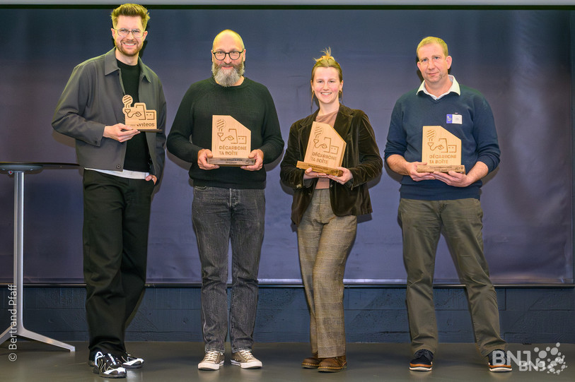 Les gagnants du concours (de gauche à droite) : Timothée Duran pour Torks (Prix Viteos), Stephan Bernauer pour la Commune de Val-de-Ruz, Giulia Martini pour AgroImpact et Simon Eschler pour Agro Bio Val.