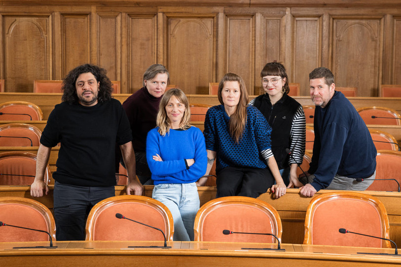 Les comédiens de la troupe jouent le rôle de députés en plein débat parlementaire. (Photo : Guillaume Perret).