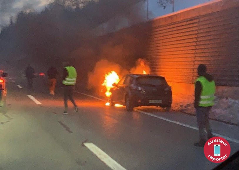 Une voiture en feu a perturbé le trafic samedi sur la N20.