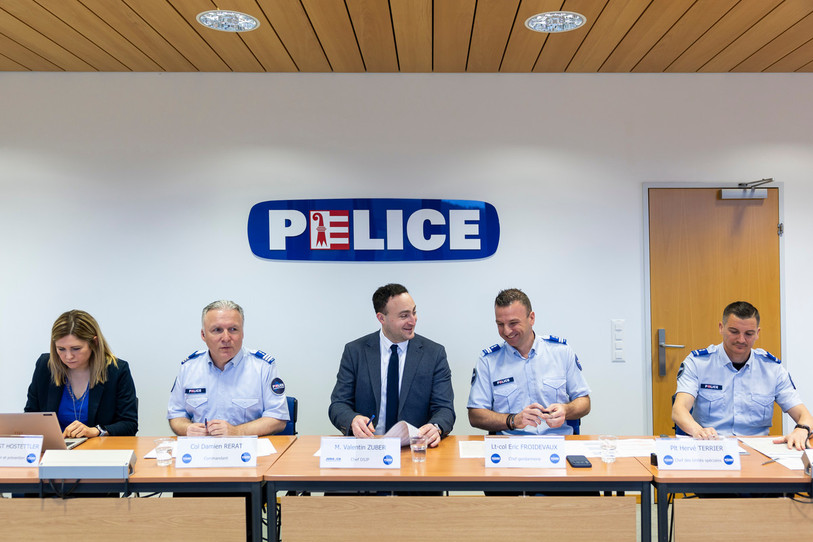 De gauche a droite : Pauline Christ Hostettler, chargée communication et prévention, Damien Rérat, commandant de la police cantonale, Valentin Zuber, ministre, Eric Froidevaux, chef de la gendarmerie et Hervé Terrier, chef de section des Unités spéciales, ont présenté les statistiques pour la sécurité routière 2025 lundi à Delémont. (Photo : KEYSTONE/Cyril Zingaro) 