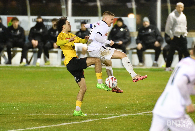 Tom Villemin (en blanc, ici au duel avec le Delémontain Adam Assmy) a été sérieusement blessé lors du derby.