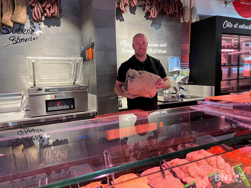 Johnny Schneiter dans son point de vente du marché couvert Hall'titude.