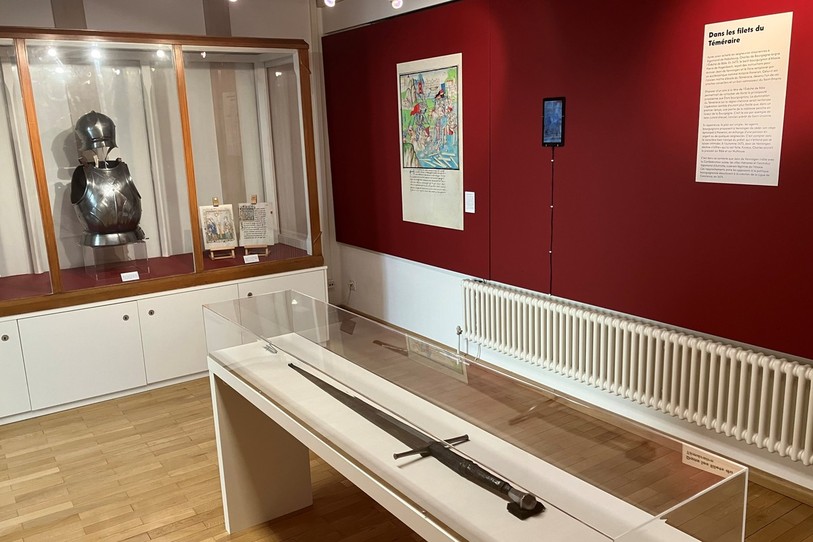 Une authentique épée de Savoie, datant des années 1450, fait partie de l'exposition tout comme des reconstitutions d'armures.