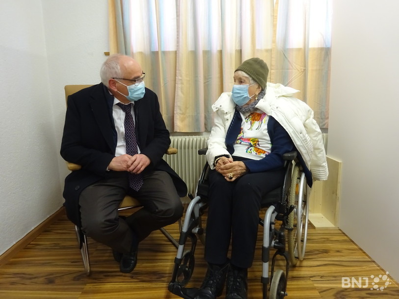 La campagne de vaccination contre le Covid-19 a débuté ce lundi dans le canton de Berne. Le conseiller d'Etat Pierre-Alain Schnegg s'entretient avec la première personne à être vaccinée à Tavannes, Yvettes Arnaud.