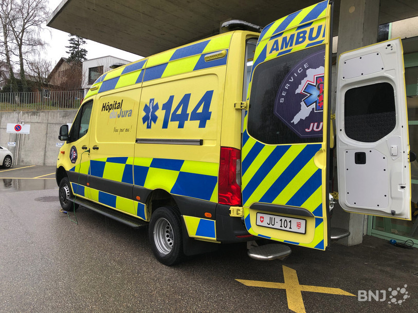 Grièvement blessé, le cycliste a d'abord été pris en charge par une ambulance avant l'intervention de la Rega.