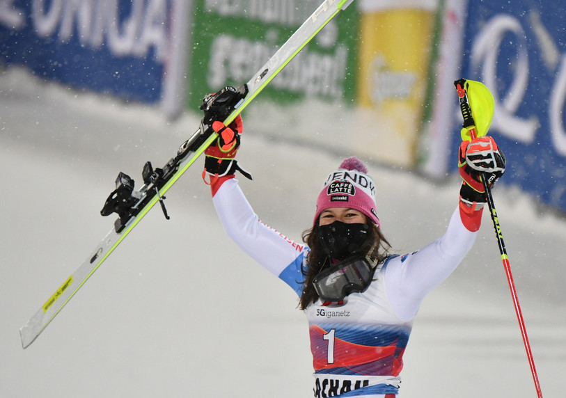 Wendy Holdener heureuse dans l'aire d'arrivée à Flachau. (photo: EPA/PHILIPP GUELLAND)