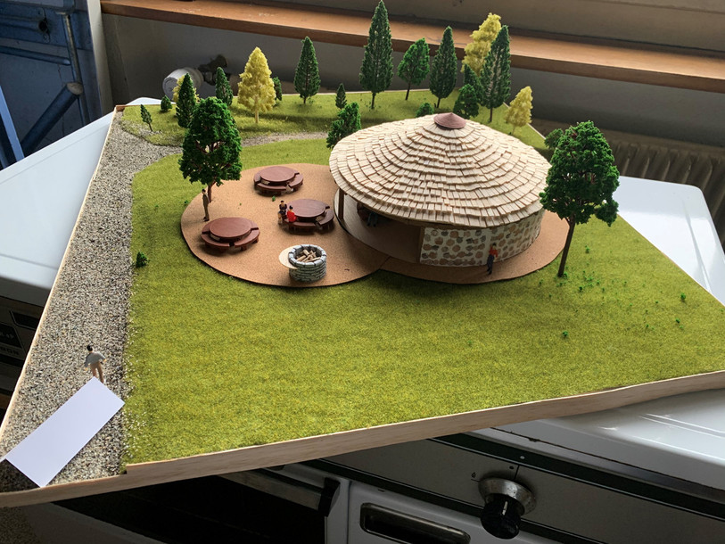 La cabane forestière de Soubey pourra passer de la maquette à une taille réelle. (Photo : Annabelle Froidevaux).