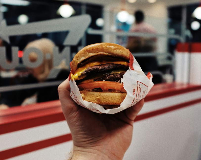 Image prétexte de burger chez In-N-Out Burger. Photo : Unsplash