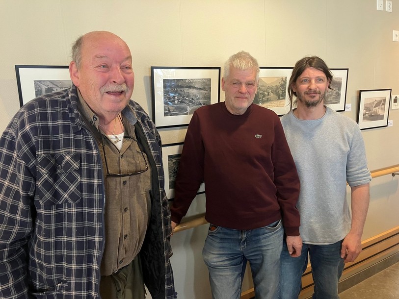 Francis Hengy, Jean-Claude Chevalier et Jonathan Contin (de gauche à droite) posent devant une partie de l'exposition.
