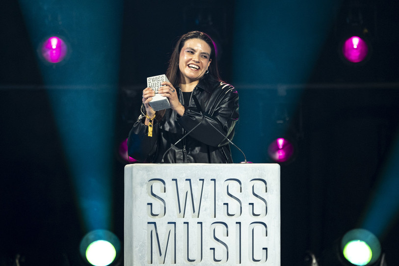 La rappeuse jurassienne Baby Volcano décroche le prix romand lors des Swiss Music Awards au Hallenstadion de Zurich. (Photo : KEYSTONE/Andreas Becker)
