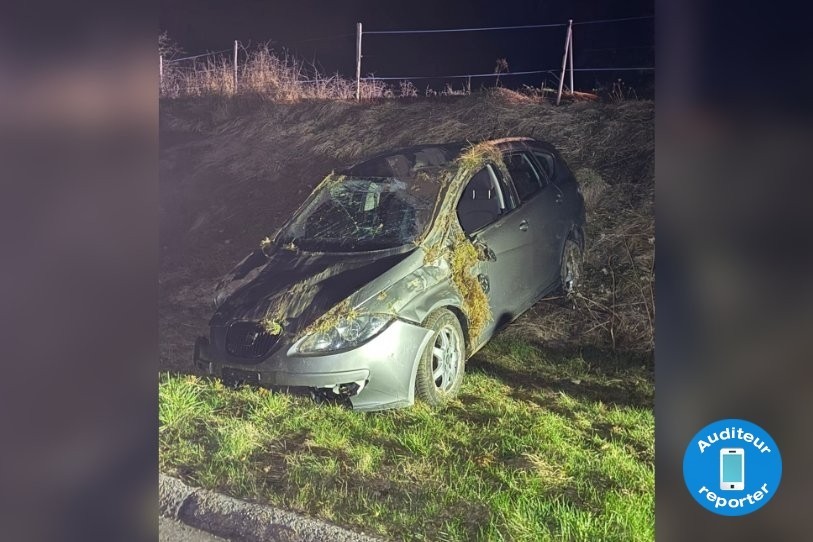 Une voiture a été accidentée lors d'une sortie de route entre Saulcy et Glovelier. (Photo : auditeur-reporter)