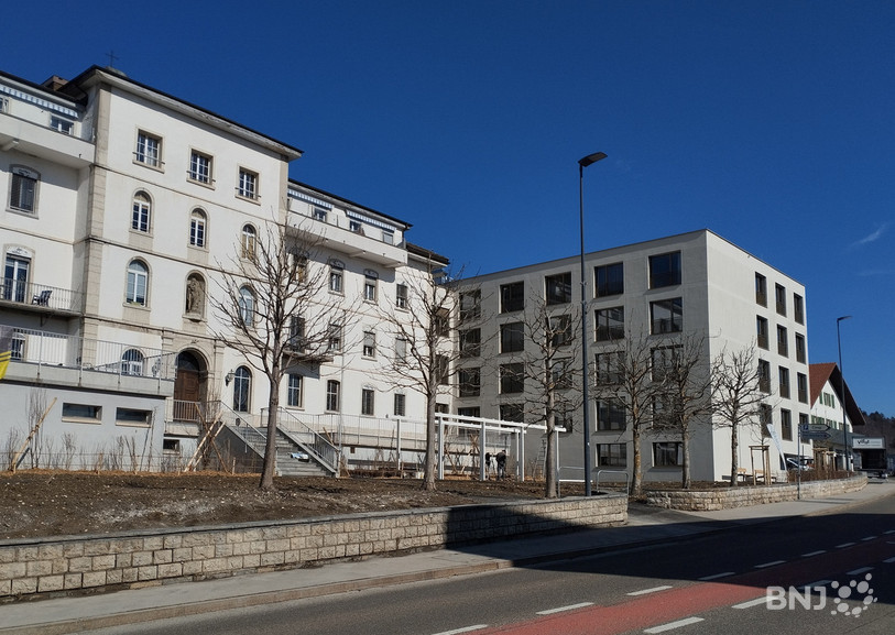 Le nouveau bâtiment, sur la droite, est inauguré ce vendredi mais les résidents pourront s'y installer mercredi prochain.