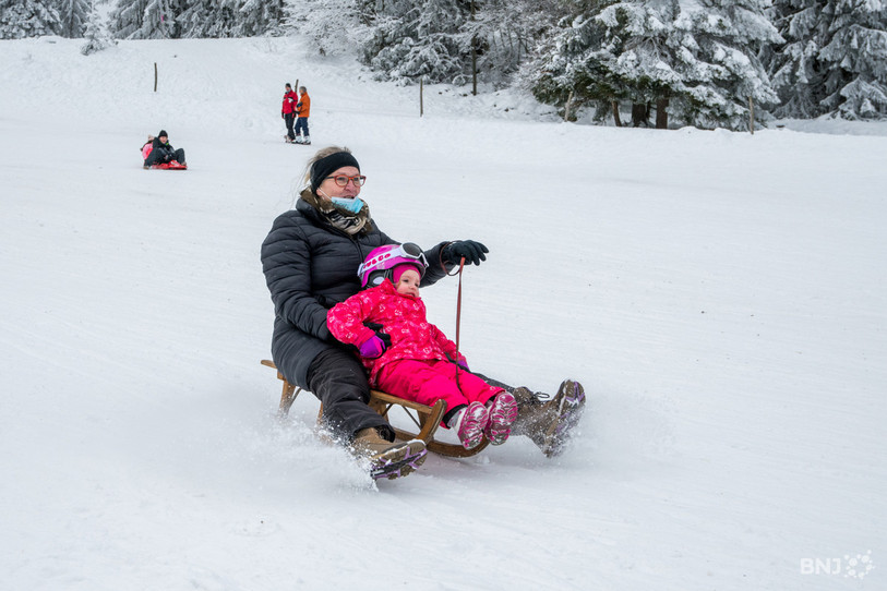 Le Bureau de prévention des accidents recommande aux lugeurs de porter un casque, y compris aux adultes. (Photo: Georges Henz)