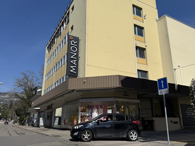 Le futur départ de Manor va activer le réaménagement de l'avenue de la Gare à Delémont (photo: archives).