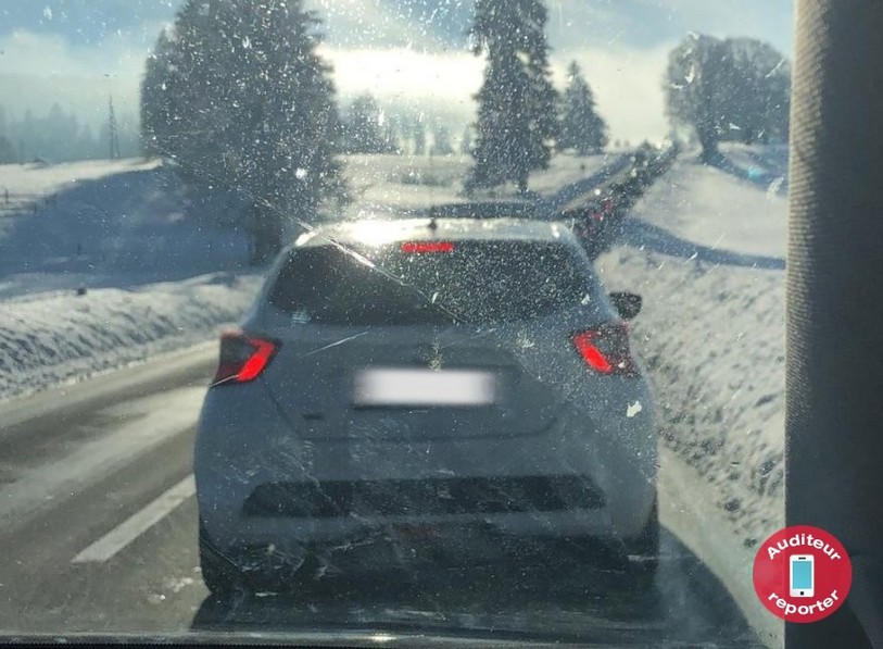 Une colonne de voitures s'était formée sur la route à l'approche des Bugnenets-Savagnières.