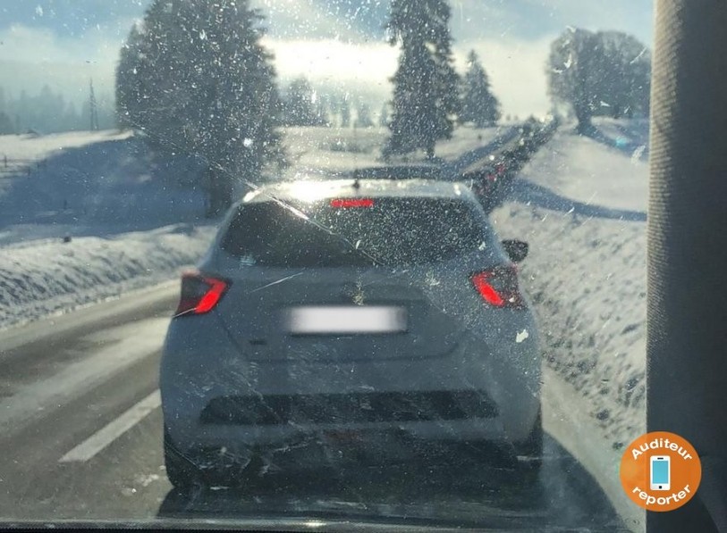 Une colonne de voitures s'était formée sur la route à l'approche des Bugnenets-Savagnières.