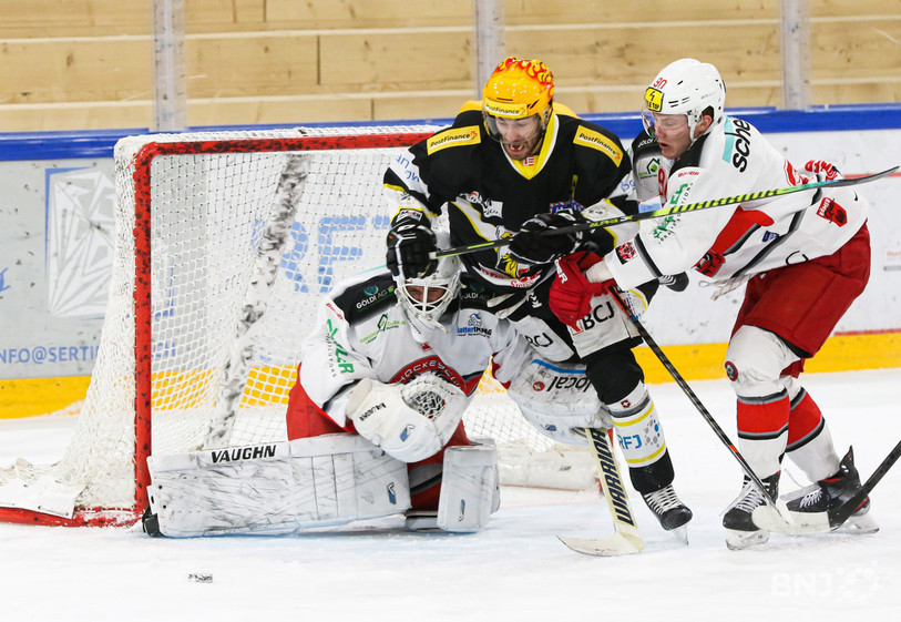 Philip-Michaël Devos et le HC Ajoie ont longtemps séché devant la cage adverse (photo : Mauricette Schnider).