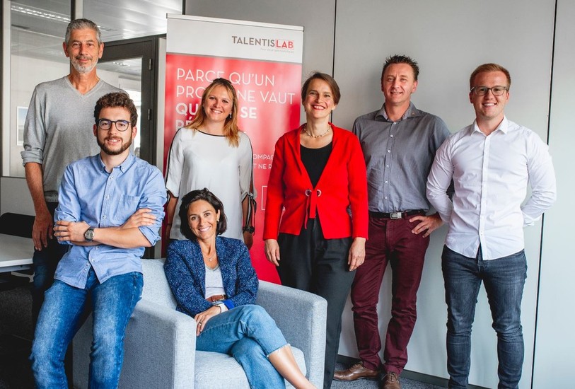 La nouvelle équipe du TalentisLAB avec Guillaume Davot, le directeur de Jura bernois Tourisme (deuxième depuis la droite). (Photo: TalentisLAB)