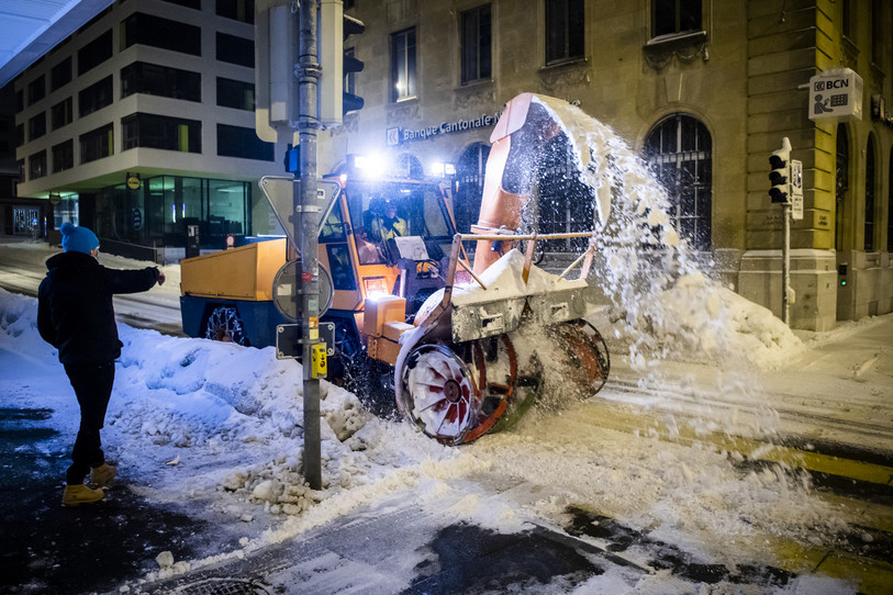 Un ouvrier de la voirie enlève la neige avec une fraiseuse à La Chaux-de-Fonds. (KEYSTONE/Jean-Christophe Bott)