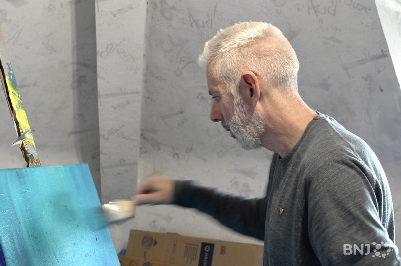  Angelo Oliva face à son nouveau tableau