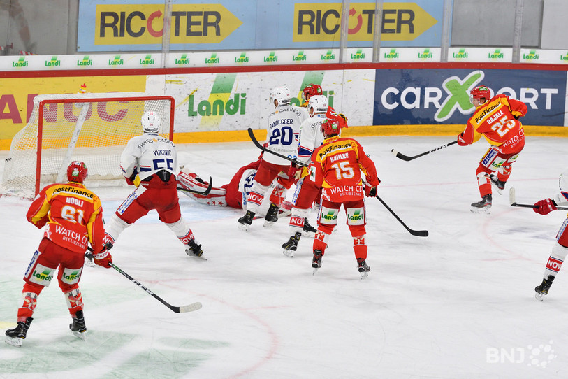 Toni Rajala (à droite) délivre le HC Bienne en inscrivant le but victorieux face à Rapperswil (photo: Georges Henz).