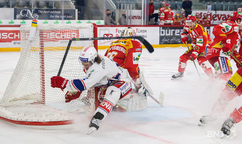Le St-Gallois Steve Moses a marqué contre Bienne, mais il a aussi brisé sa canne face à l'excellent gardien van Pottelberghe (photo: Mauricette Schnider).