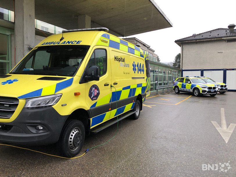 Une ambulance de l'H-JU a dû être dépêchée sur place.