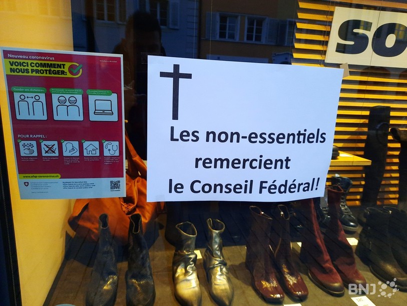 Dans le Jura, des affiches ont fleuri sur les vitrines des commerces catégorisés comme « non-essentiels » selon les critères de la Confédération.