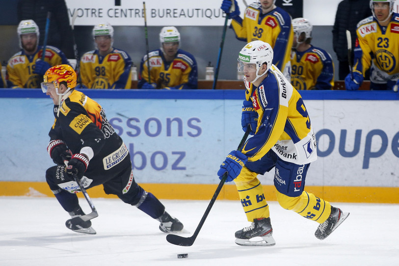 Valentin Nussbaumer, à droite, lors de son premier match sous ses nouvelles couleurs face à Fribourg. (KEYSTONE/Peter Klaunzer)