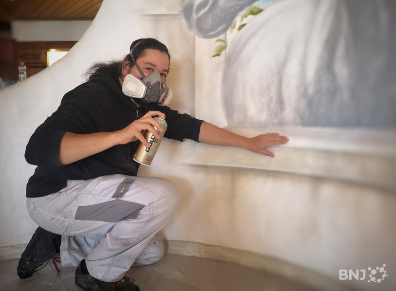 Gaétan Gris capturé en plein travail sur une fresque à Renan