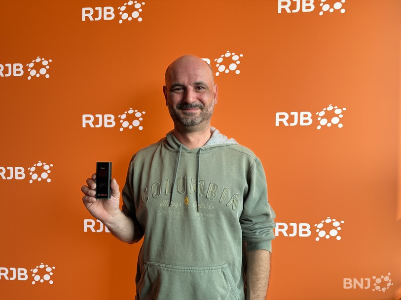 Arnaud Wälchli se munit régulièrement de son télémètre pour prendre des mesures des bâtiments biennois afin de garder les bonnes proportions lorsqu’il les reproduit en Lego.