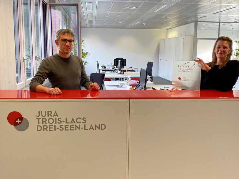 À gauche, Jérôme Longaretti, directeur de Jura & Trois-Lacs, et à droite Virginie Borel, directrice du Forum du bilinguisme. Photo : Jura & Trois-Lacs