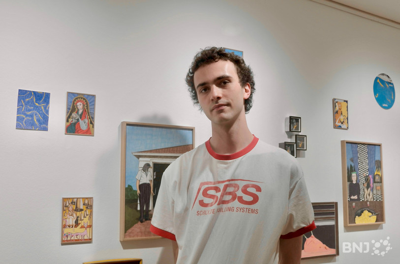 Eloi Gigon lors de l’accrochage de ses tableaux à Delémont.