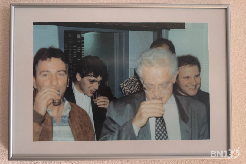 Lors de sa première venue dans le Jura, en 1995, Lionel Jospin (devant à droite) s’était rendu dans les locaux de RFJ avec Gilles Froidevaux (derrière à droite).