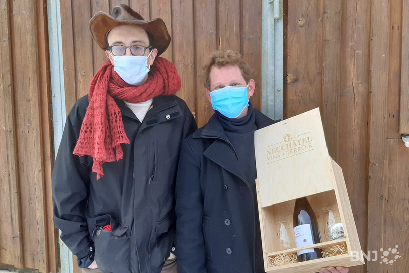 Il n'aura fallu que dix minutes à Antoine Staffelbach et Matthieu Caillet pour percer l'énigme et trouver la première bouteille de Non Filtré au port de Neuchâtel.