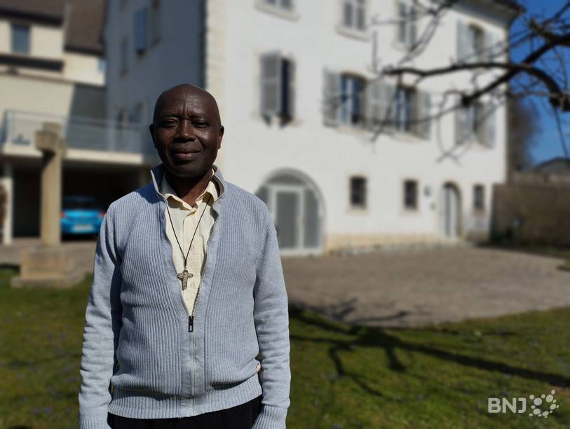 Kisito Essele, ici devant la cure à Alle où il vit, donnera la messe de Pâques dimanche à 10h à Bonfol.