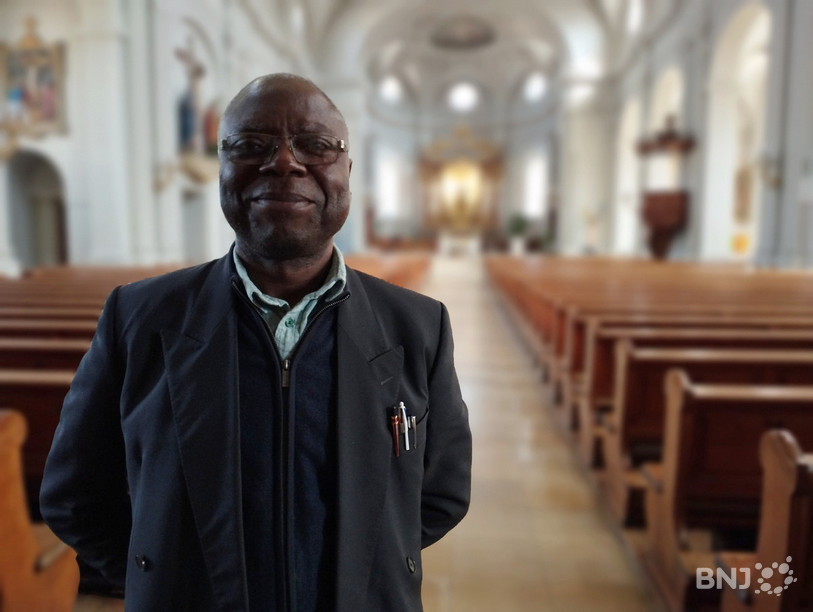 Firmin Nsoki, ici dans l’église de Saignelégier, célèbrera la messe de Pâques aux Breuleux dimanche à 10h.