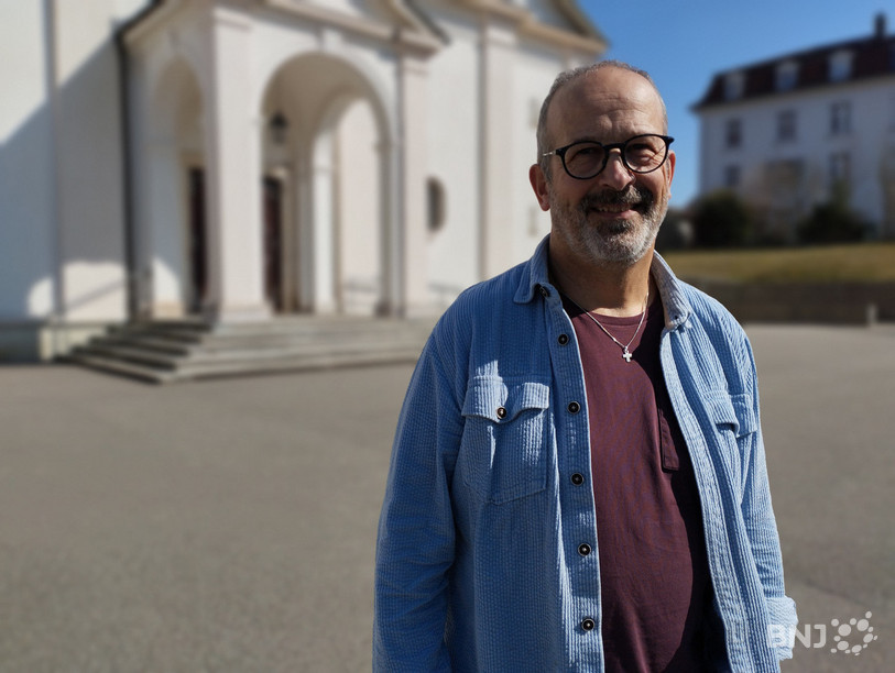 Didier Berret, devant l’église de Saignelégier, passera son dimanche de Pâques aux Breuleux en compagnie de Firmin Nsoki qui était à l’honneur dans notre troisième épisode.